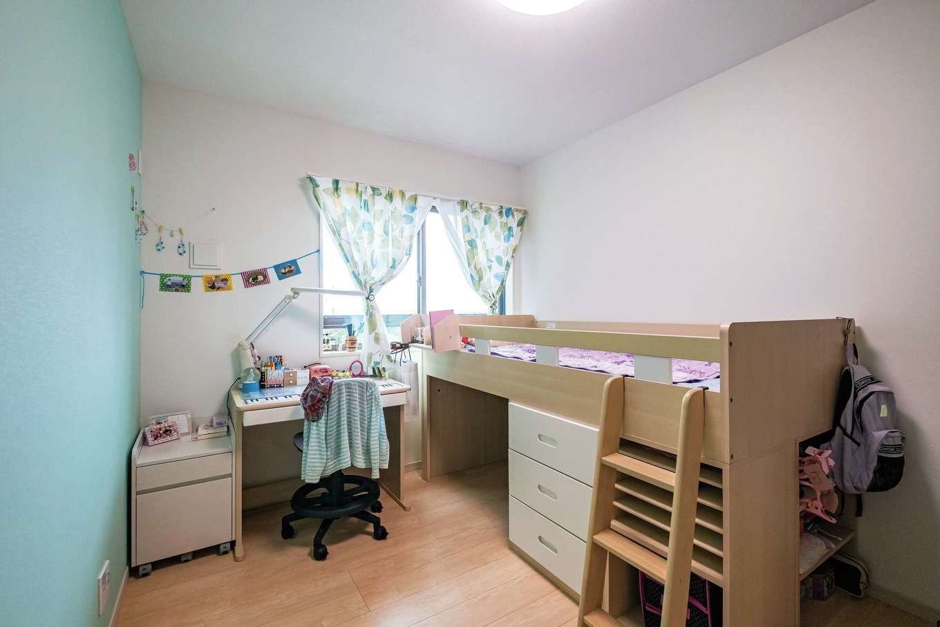 工藤建設【デザイン住宅、子育て、間取り】長女と次女の部屋はそれぞれ自分でアクセントウォールの色をチョイス
