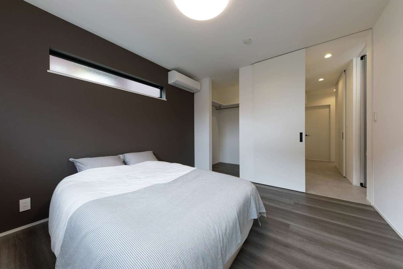 KUREKEN HAUS（榑林建設）【デザイン住宅、省エネ、平屋】寝室は壁と床のグレーを深くし、落ち着きを演出