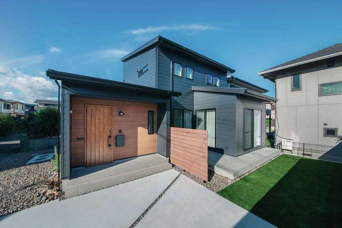 外壁はガルバリウム鋼板の横張り。展示場は白だが、モダンさと落ち着きが調和する黒を選択した