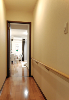 おばあさまのためにつけた手すり。重宝されている様子