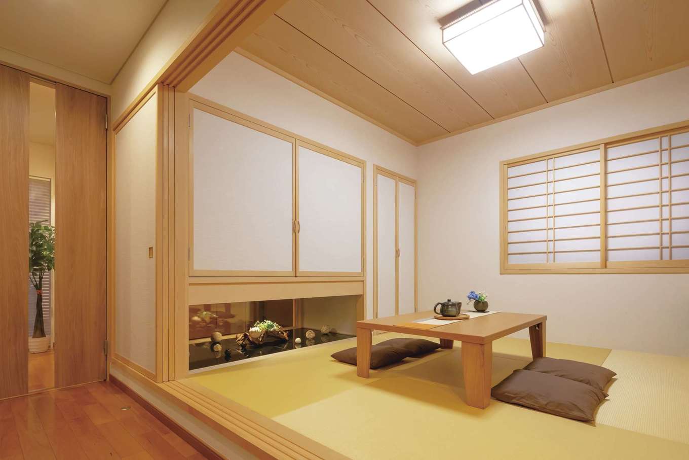 住宅工房 アリアンス【デザイン住宅、趣味、間取り】客間はもちろん、子どもたちの遊び場にもなる和室。リビング、ダイニングから和室へ、さらに玄関ホールへと視線が抜け、より開放感を演出