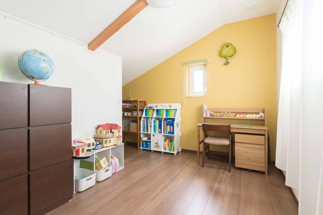 ナカゴミ建設【収納力、省エネ、間取り】子ども部屋は2階に。黄色のアクセントウォールが明るい雰囲気をプラス