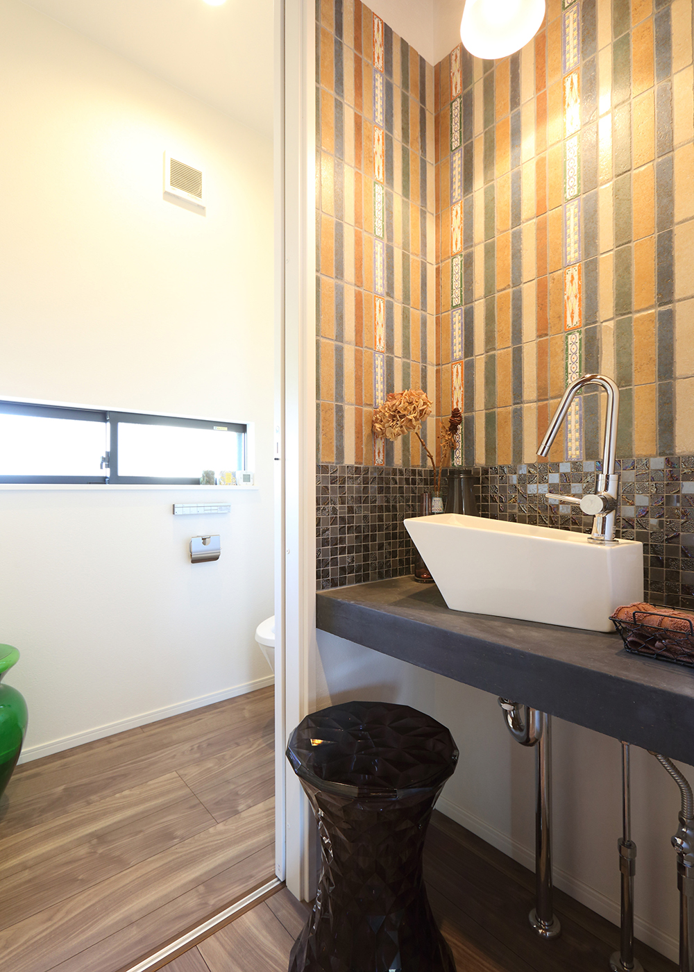 丸昇彦坂建設【デザイン住宅、趣味、インテリア】特徴的なタイルが目に留まる洗面室は、アンティークな雰囲気。トイレは腰窓から採光を取り入れ、明るさも確保