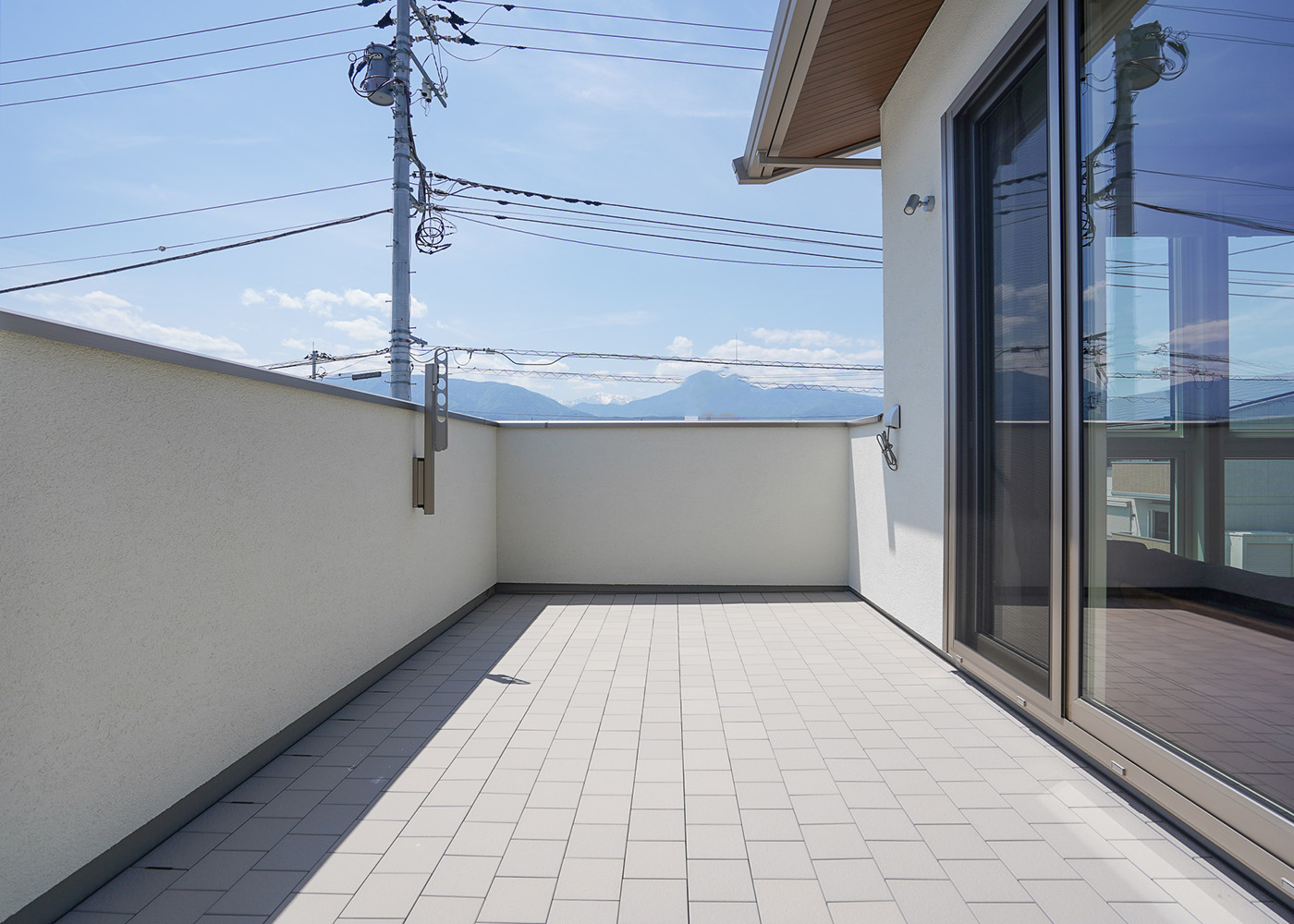 ミサワホーム甲信【デザイン住宅、収納力、間取り】観葉植物なども置ける広めのバルコニー。洗濯物はバルコニーのほか、1階の室内干しスペースにも干せる