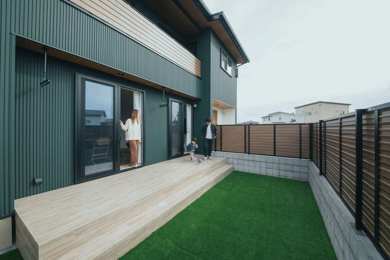 子育て安心住宅 Design Craft Office【デザイン住宅、子育て、間取り】人工芝の庭で子どもとサッカーをするのが日課だ