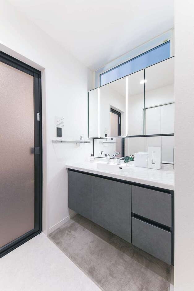 ホテルライクなサニタリー。ハイサイドライトからの光が北面とは思えないほどの明るさを実現