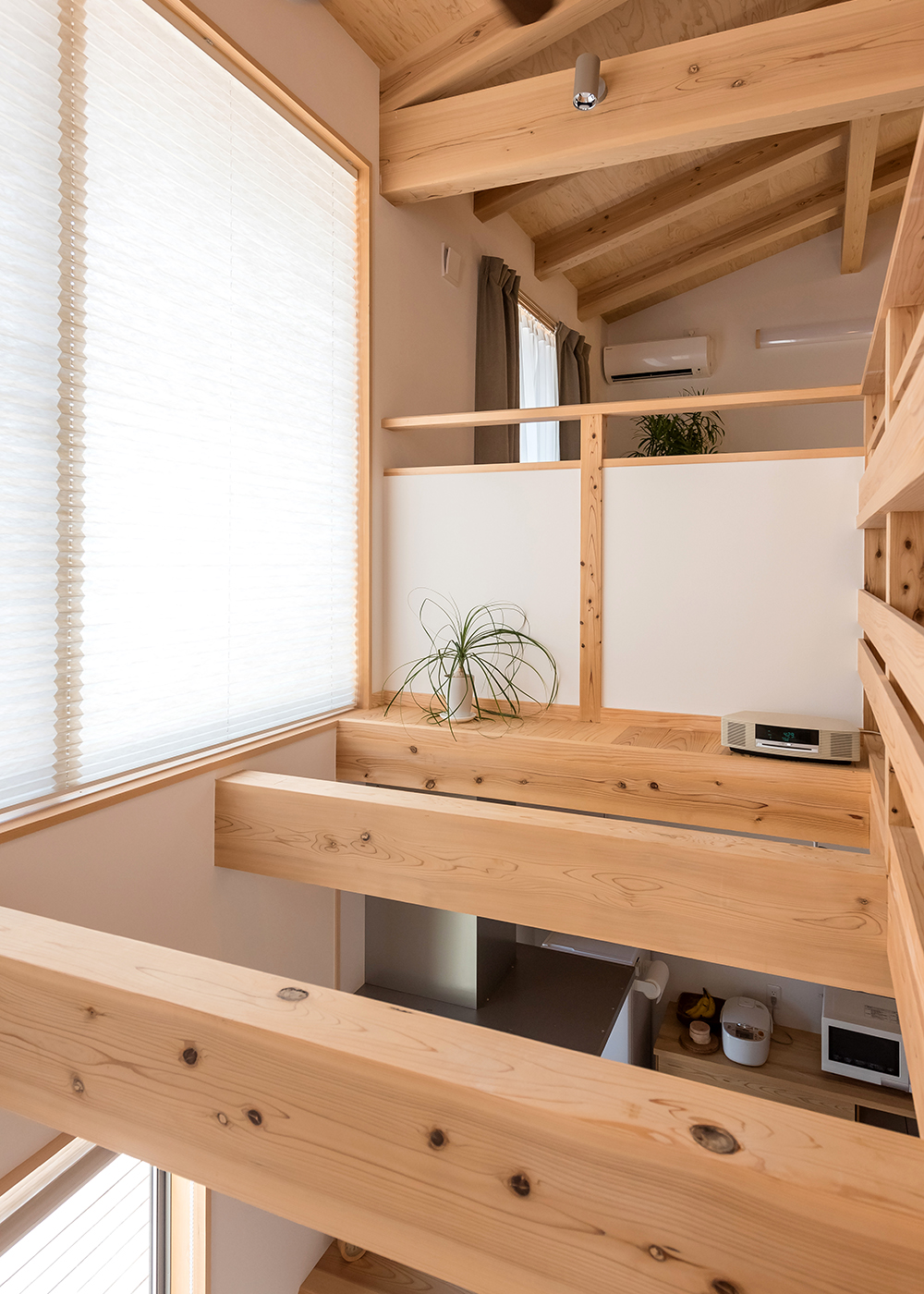 アクトホーム【収納力、自然素材、省エネ】吹き抜け部分には大きな窓を設けて光を取り込む