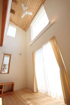 2階から眺めたリビング。南面に開口部を広くとり、高窓から明るい光が降り注ぐ