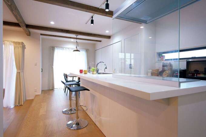 友人や親戚が大勢集まれるように、キッチンはカウンター付きのアイランドキッチンに。同社の展示場「コレカラギャラリー」の空間使いを参考にした