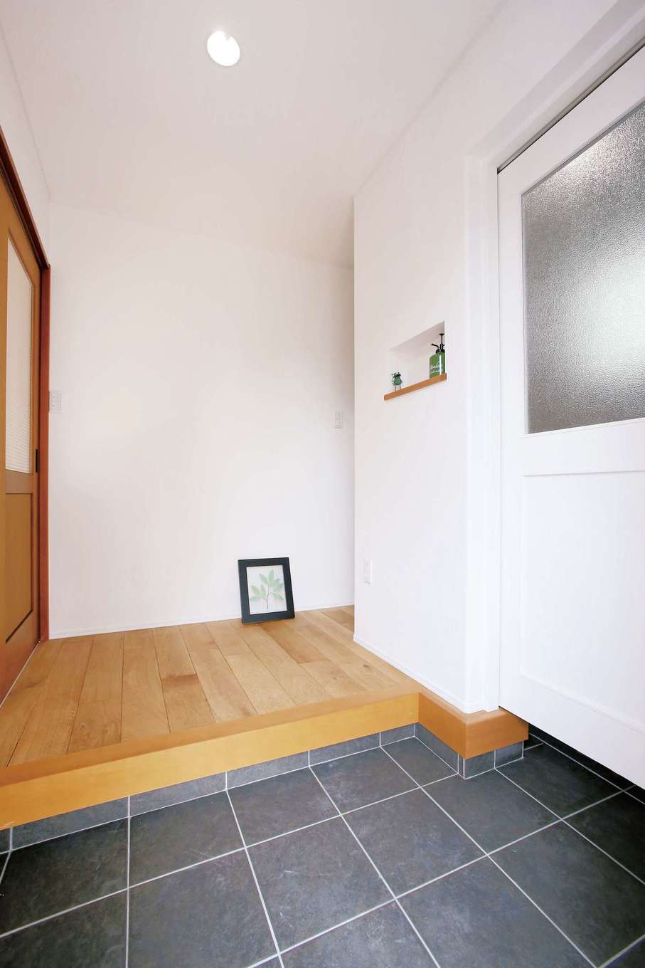 片桐建設【1000万円台、デザイン住宅、自然素材】さわやかな白で統一した玄関ホール。シューズクロークを白い扉で間仕切りしたところに個性を感じる