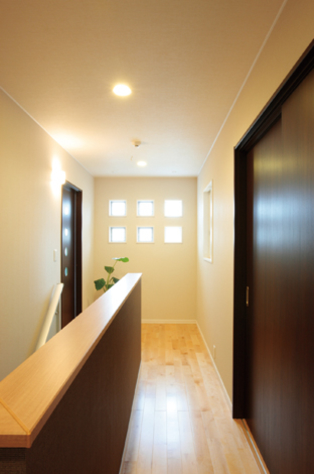 住宅街をいろいろ見 て回って参考にした という2階の小窓