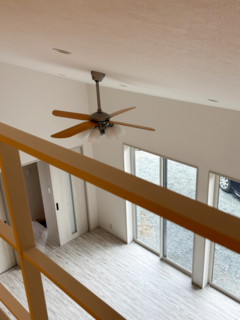 小屋裏収納からLDKを見下ろすと、大きな窓から自然光が差し込み、開放感とぬくもりで
あたたかな空間が広がります。