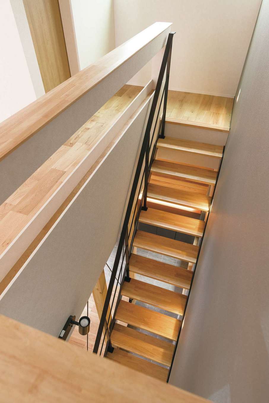 クラフトハウス【デザイン住宅、狭小住宅、建築家】鉄骨を組み合わせたリビング階段。インテリア性と空間を広く見せる視覚的効果は抜群。さらに1・2階を繋ぐ空気の流れで、家全体の室内空調を効率的に行うことができる省エネ効果も嬉しい