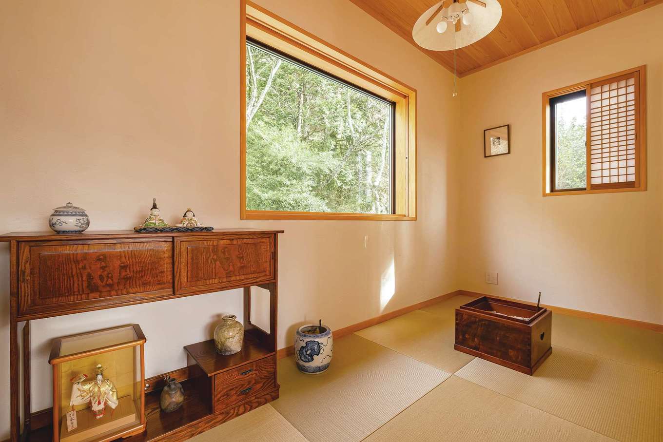 藤田工務店【自然素材、間取り、インテリア】リビングに隣接した琉球畳を採用した和室。コンパクトながら本格的な和室の意匠が落ち着く