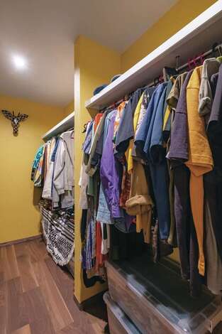 ダイニングはカウンタースタイル。丁寧にクロスや照明を選び、イメージに近づけていった