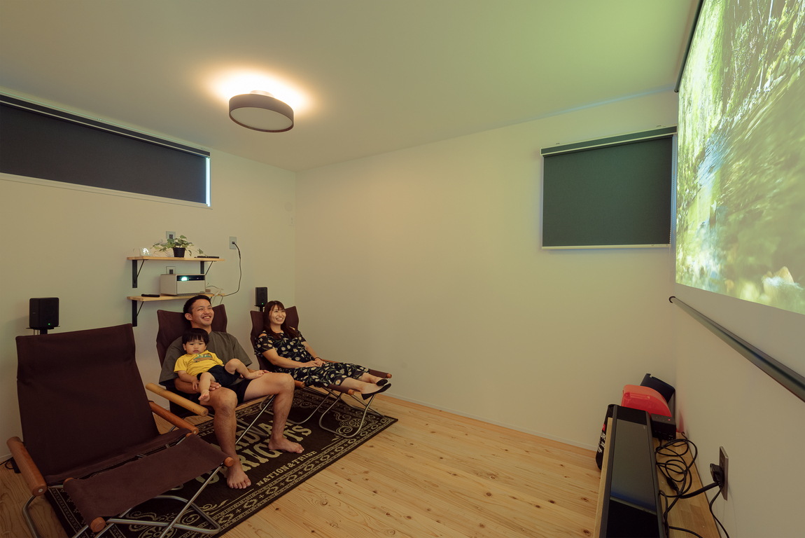 仲田工務店【趣味、自然素材、間取り】ご主人の希望で実現したシアタールーム。巨大スクリーンで映画鑑賞やサッカー観戦を堪能できる時間は至福のひととき