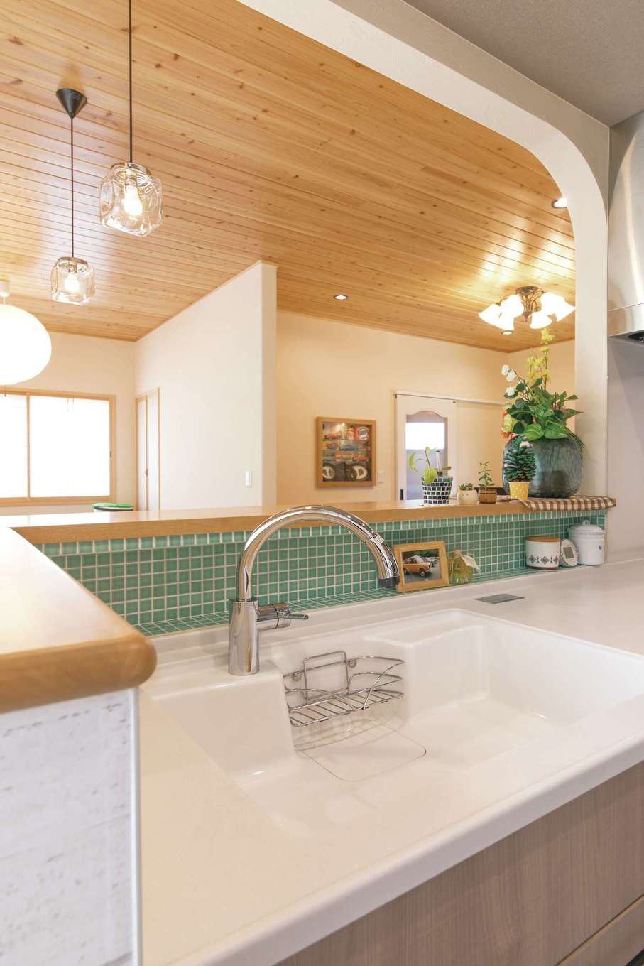 アキヤマ【自然素材、間取り、ガレージ】モザイクタイルのミントグリーンがキッチンのアクセントに