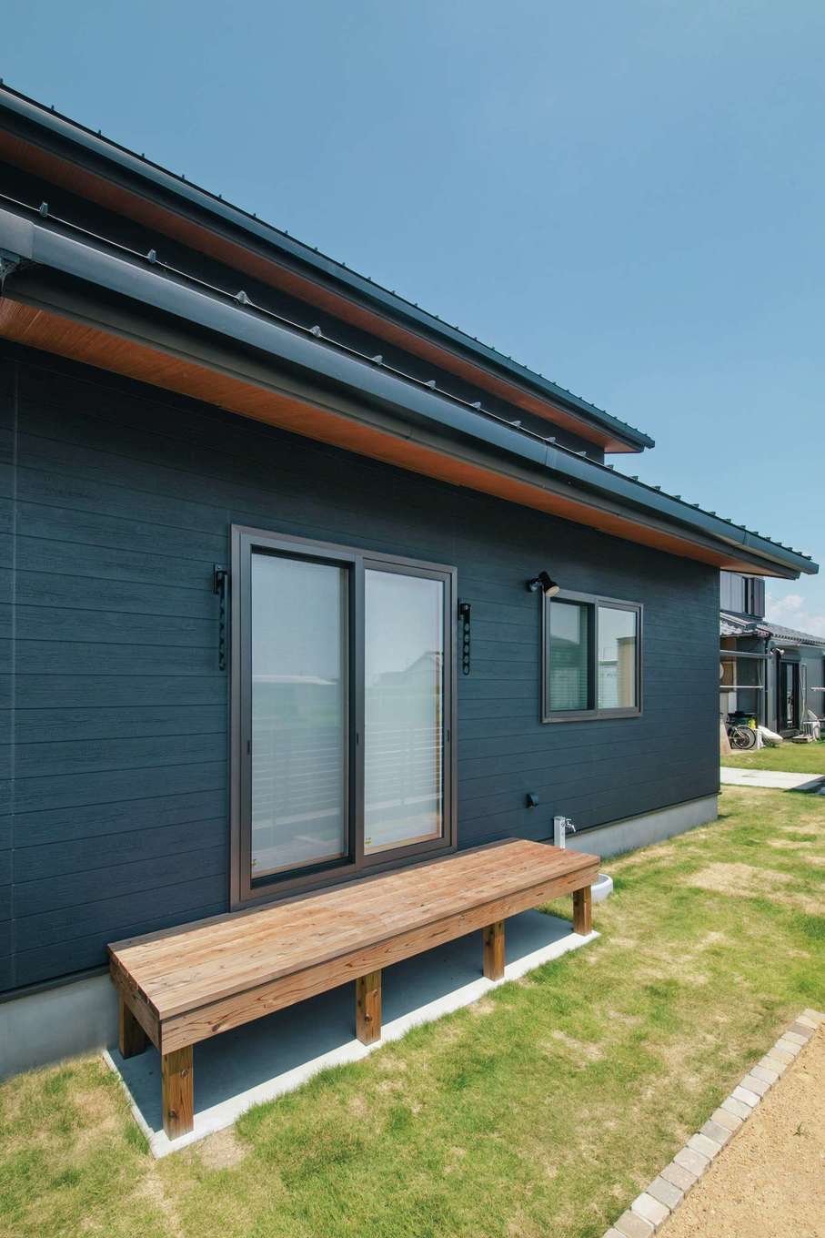 水田建設【自然素材、省エネ、間取り】外構工事もトータルで依頼。芝生の庭とウッドデッキでバーベキューやプール遊びを楽しめる