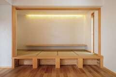 リビング横に設けた畳敷きの小上がり。壁側には一枚板のカウンターを設置し、足下は掘りごたつ式、調光照明で電球色にも蛍光色にも切替えできる。リビングと扉で仕切ることも可能