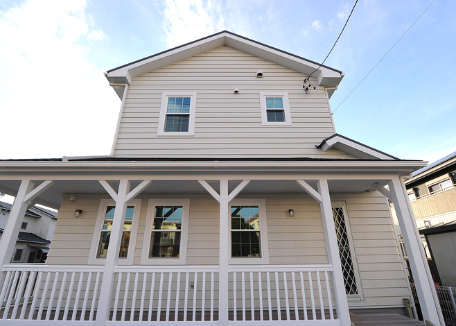 カバードポーチは、コーヒーを飲んだり、日向ぼっこをしたり、半屋外のアウトドアリビングとして有効に過ごせる。サッシは、断熱・気密・遮音性に優れたトリプルガラス樹脂サッシ