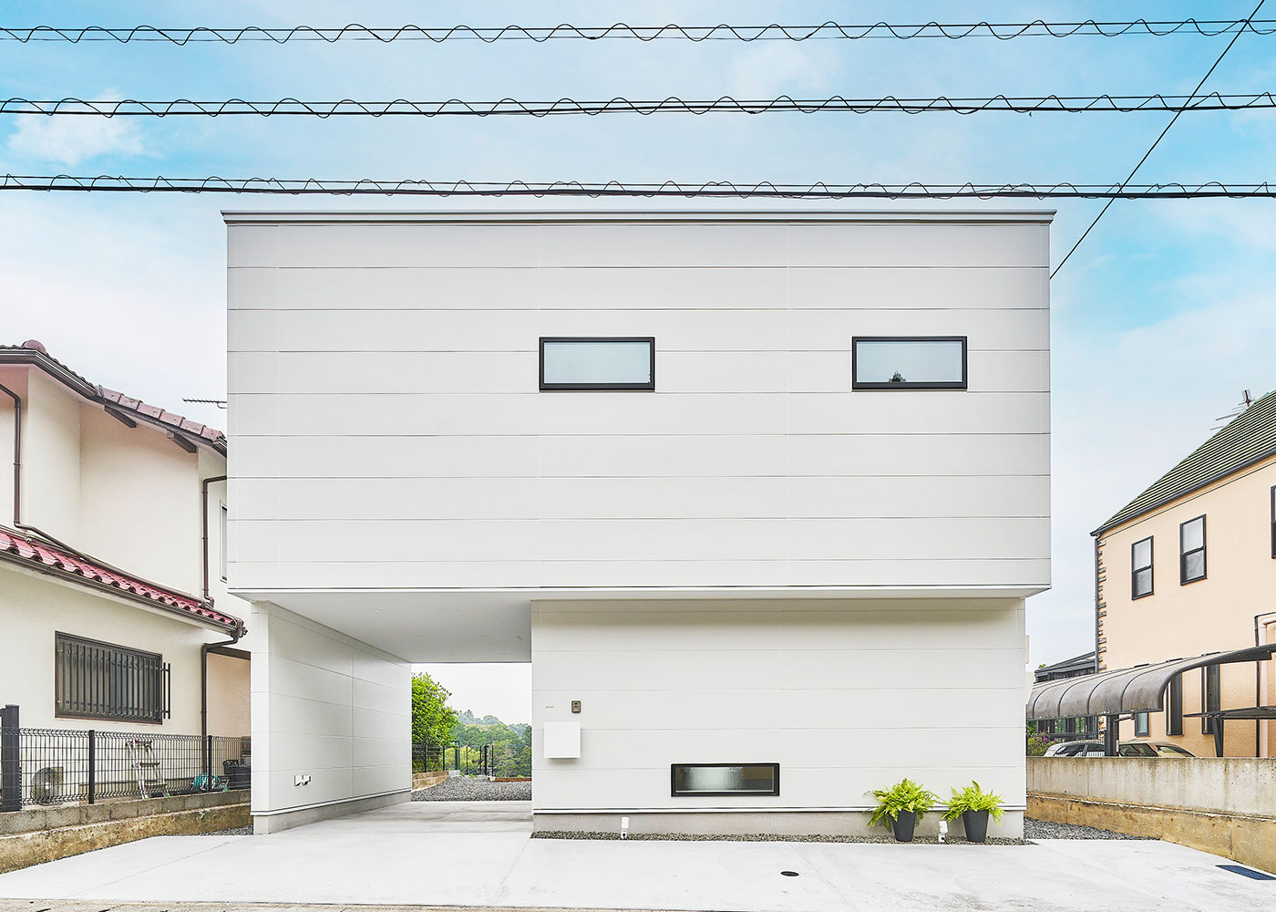 久保田建設【自然素材、ガレージ、インテリア】南面から見た外観。ビルトインガレージを通って南北に車が通り抜けられるようになっており、計4台が駐車可能なスペースを確保