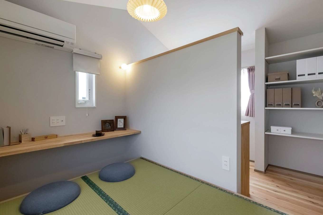 住まいるコーポレーション｜ご主人の書斎はスキップフロアの畳敷き。掘りごたつのカウンターも造作した。壁で緩やかに隔てた隣が奥さまの趣味部屋