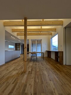 大きな窓から自然光がたっぷり入るダイニングスペース。木材を効果的に使用し、温かみのある印象を与えるデザインとなっている。視覚的にも広がりを感じさせる。