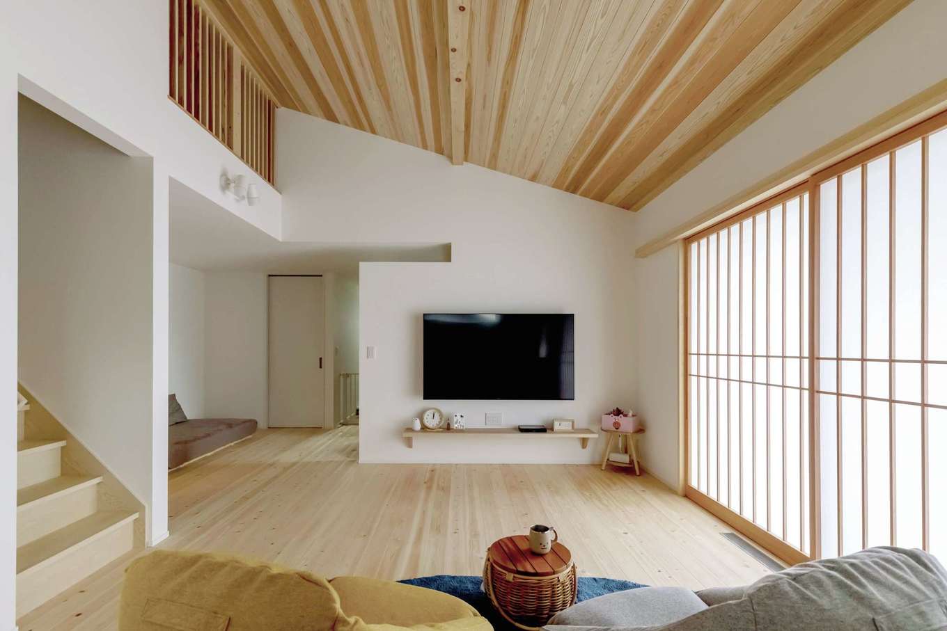 住まいるコーポレーション【省エネ、ペット、平屋】天然木のやさしい香りに癒やされるLDK。勾配天井の採用で、より広く感じられる空間に。夏も冬もエアコン1台で家中の温度が一定になり、光熱費も軽減できる。階段で上がる小屋裏スペースを設け、収納力も確保