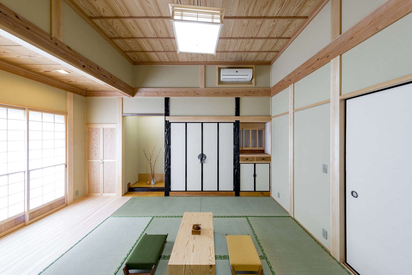 ガレージハウス ISHIKAWA/石川興建【和風、夫婦で暮らす、間取り】広さ8畳の和室と、2.5畳の縁側を一続きにして開放感を演出。窓辺の雪見障子から、やわらかな光が差し込む