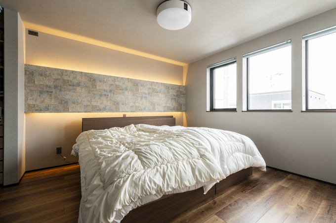 工夫を凝らした間接照明の柔らかな明かりが憩いのひと時を演出します。