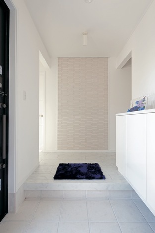 玄 関を入って正面の壁にエコカラットを。デザイン面だけでなく消臭効果も期待できる