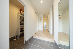 住まう人を魅了する、光と開放感の家