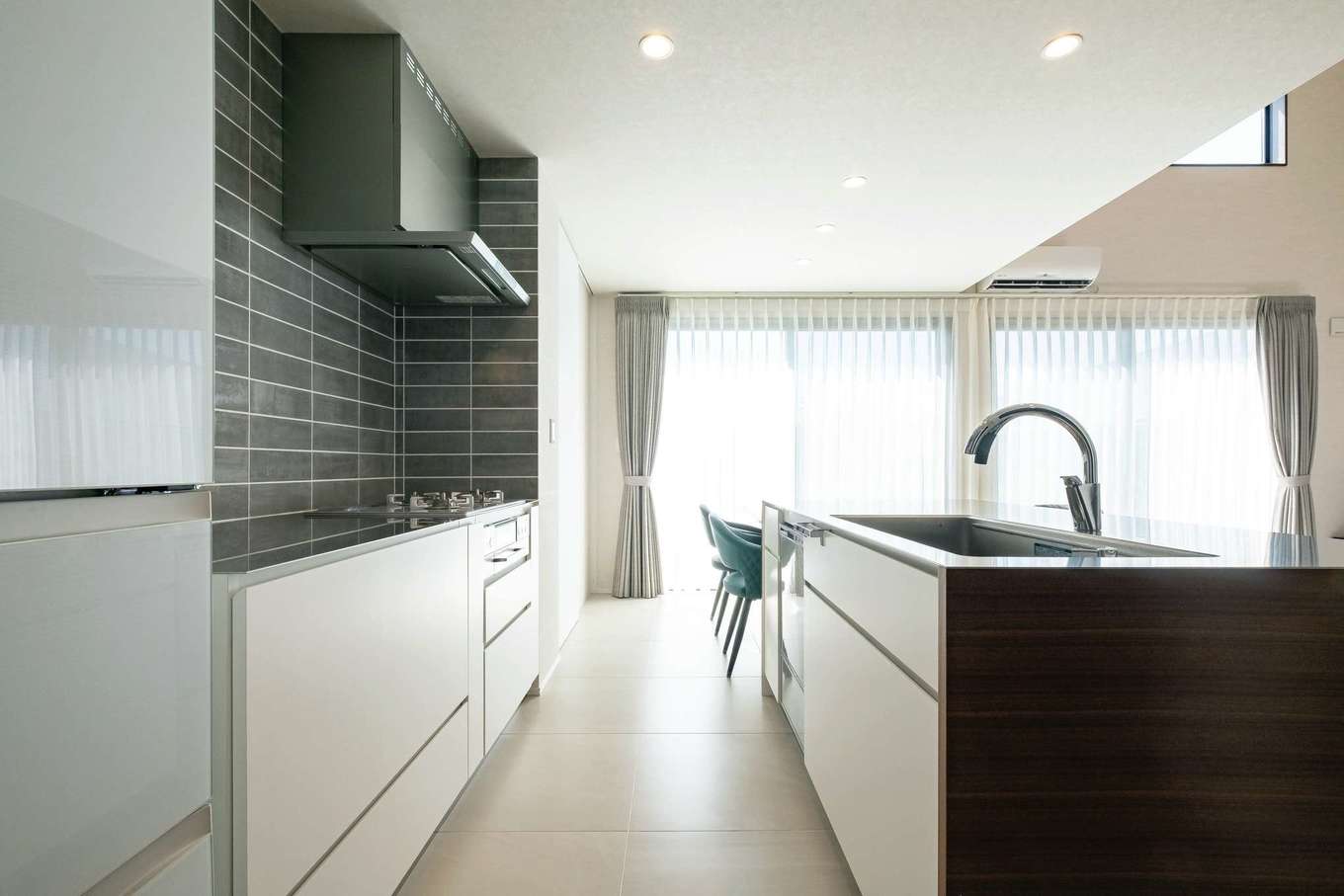 -delphi- デルフィ（藤井建築事務所） 【デザイン住宅、建築家、インテリア】グレーのサブウェイタイルが白い空間のアクセントに