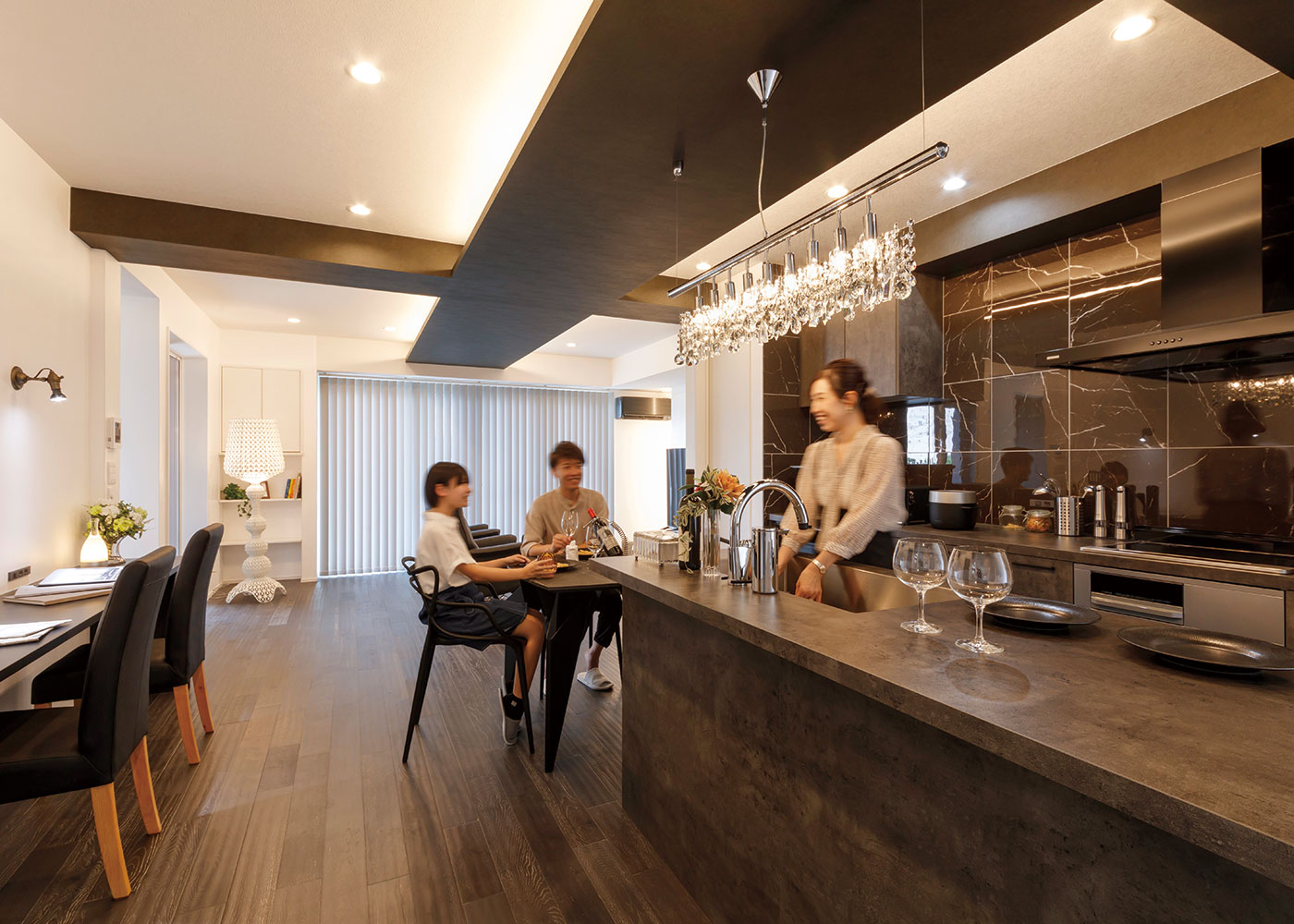 nattoku住宅｜昔ながらの田の字型の間取りだったKさんの実家。畳敷きの和室を、スタイリッシュで開放感あふれる洋間にリノベーションした。これほどまでに劇的に変えられるのは、同社建築士の提案力もさることながら、『nattoku住宅』の新築で使用する自社オリジナル開発の床材、漆喰、設備を、リノベーションでも標準仕様として使うことができるから