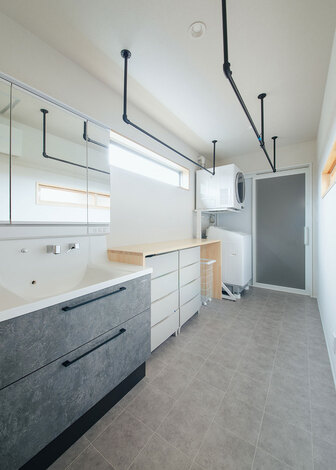 洗面脱衣室には作業台を造作。物干しも充実