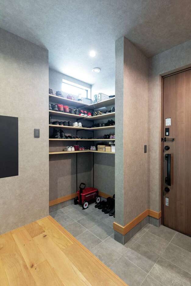 ゆったりとしたスペースの玄関収納。L字型に造作したシューズラックで収納力アップ