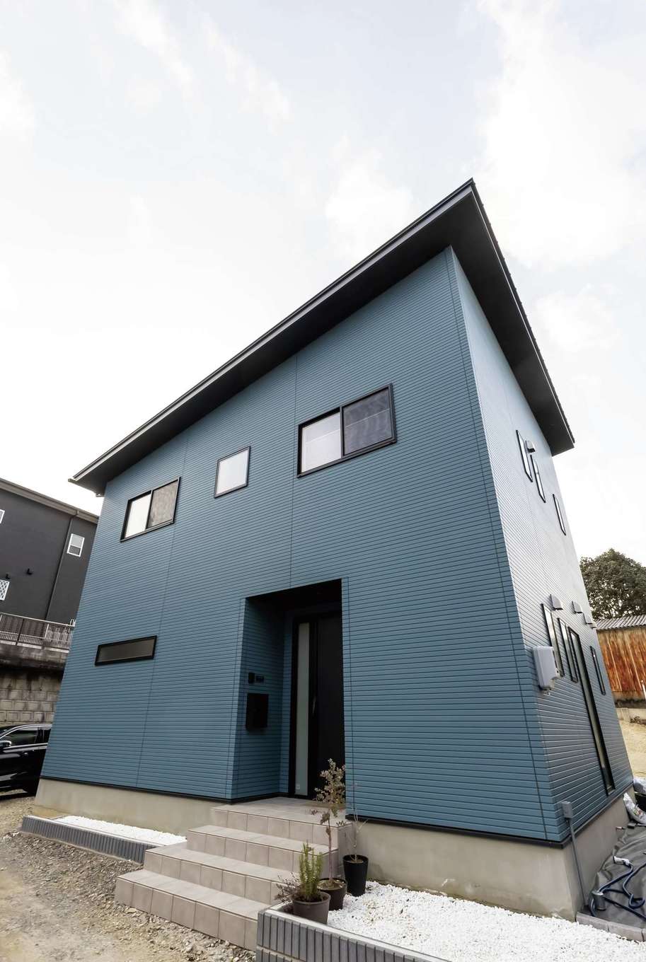 未来創建【デザイン住宅、収納力、省エネ】ブルーの外壁が映えるモダンな外観。少しだけ出した軒がアクセントに