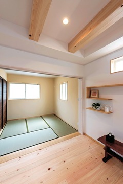 バリアフリーで続く和室。リビングの延長として使えるので、空間に広がりが生まれる