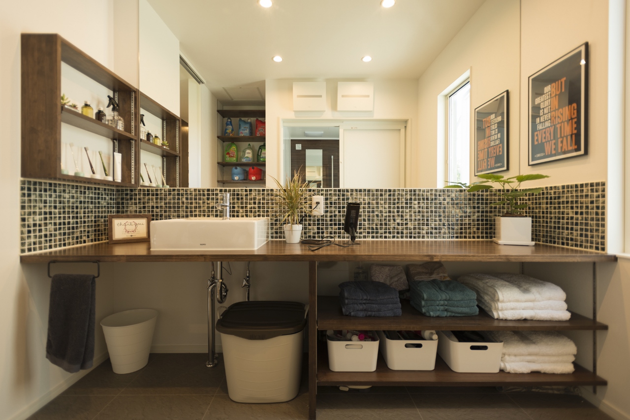 SEIEN ARCHITECT【デザイン住宅、趣味、建築家】落ち着いたタイルの広々とした洗面。忙しい朝に家族が集まっても問題なし