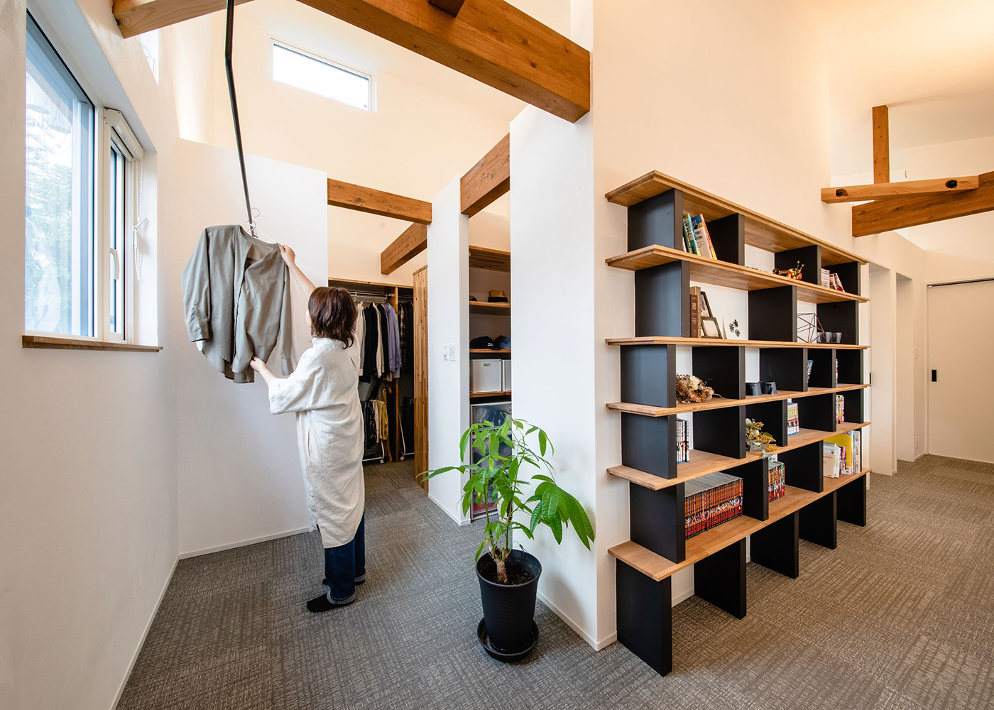 ainoa.life くらはし建築【デザイン住宅、間取り、インテリア】2階の物干しスペースとファミリークローゼット。乾いたらすぐにしまえる家事ラク動線を至る所に採用。同社の家なら、クローゼットも湿気やカビの心配とは無縁