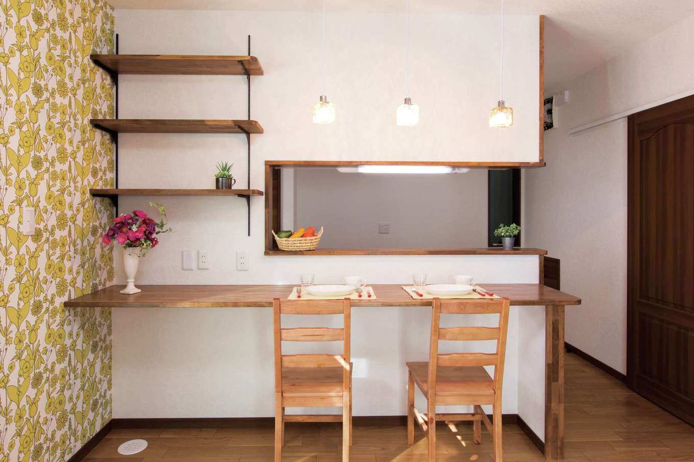 工藤建設【狭小住宅、省エネ、間取り】キッチンカウンターは忙しい朝食時に大活躍。夕方は子どもたちのスタディコーナーに