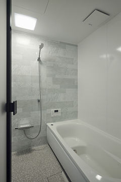 半透明のドアが明るく開放的な浴室