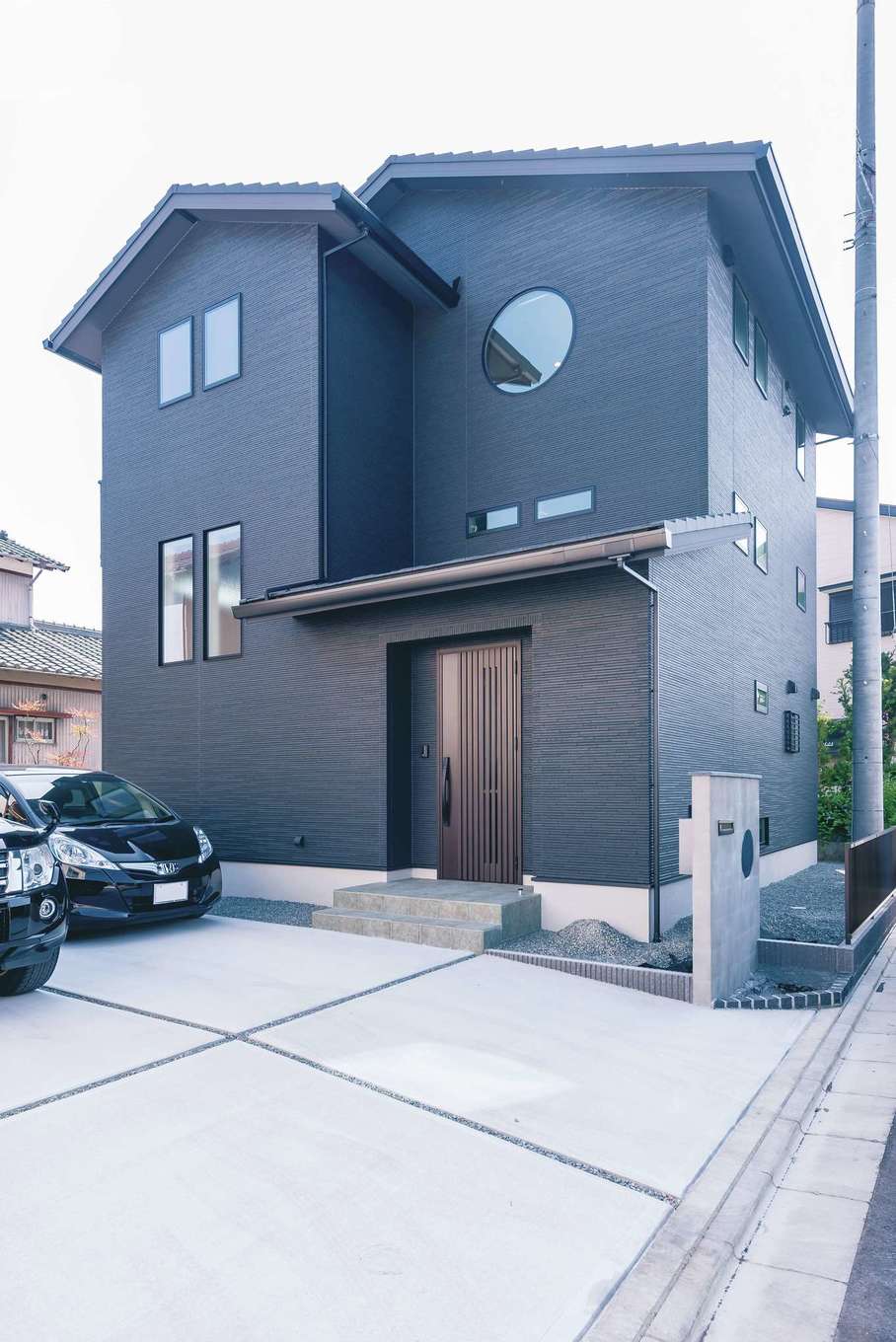 静鉄ホームズ【デザイン住宅、和風、間取り】日本家屋風に重めネイビーのワントーンを選んだ外観。丸窓のアクセントが効いている