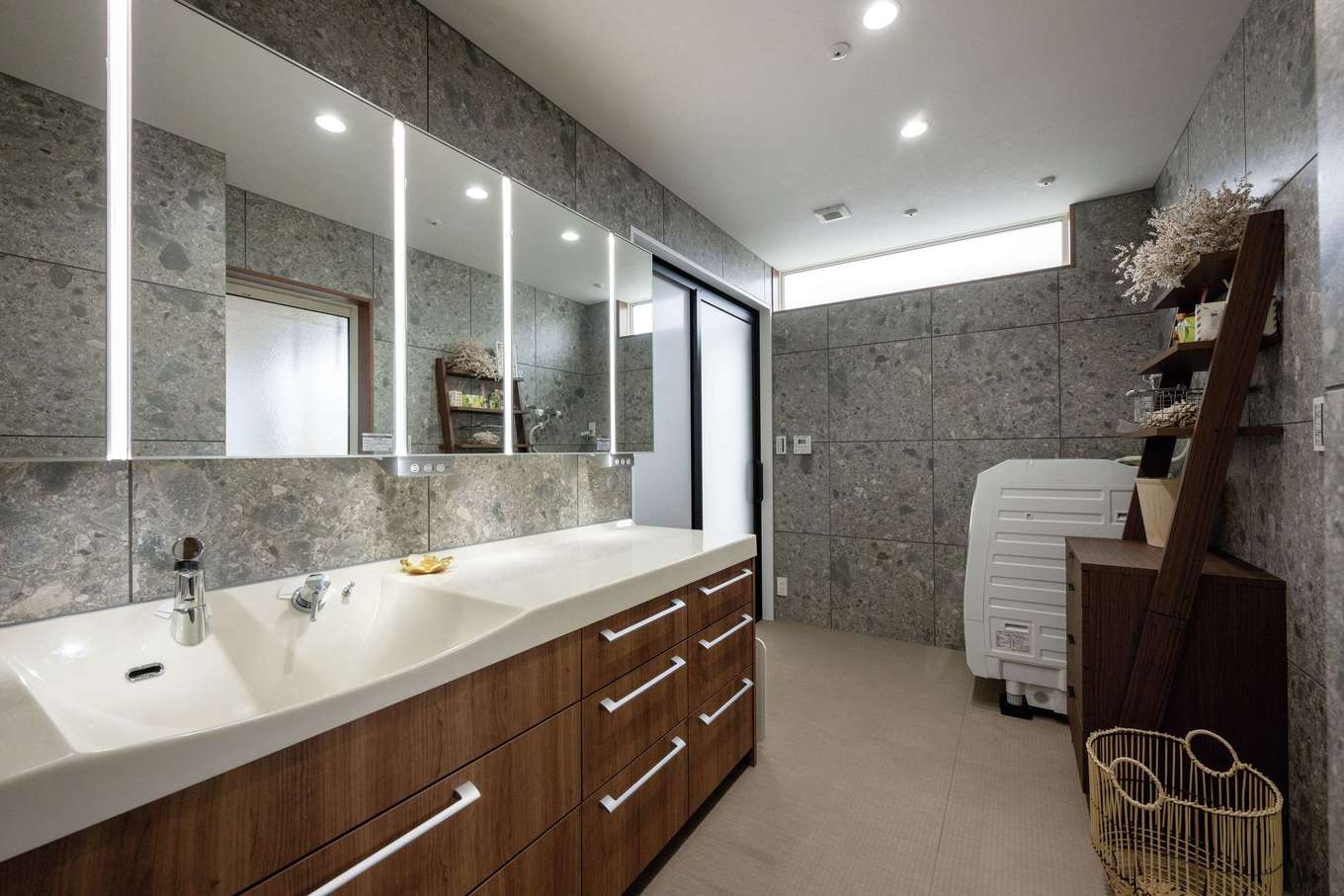 irohaco（アヴァンス）【デザイン住宅、高級住宅、間取り】親世帯のサニタリー＆ランドリールーム。おしゃれなお母さまの要望で、鏡と洗面台をワイドに。東側のハイサイドライトから十分な光を採り入れる工夫も