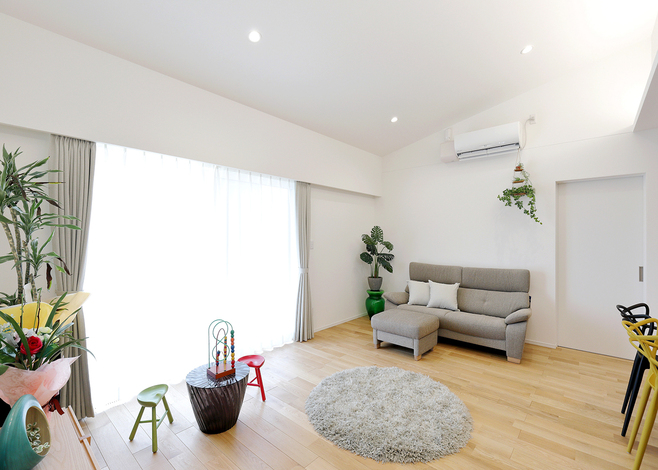 勾配高天井の開放感があるリビング。無垢のフローリングは木のぬくもりを肌で感じられ、心地が良い