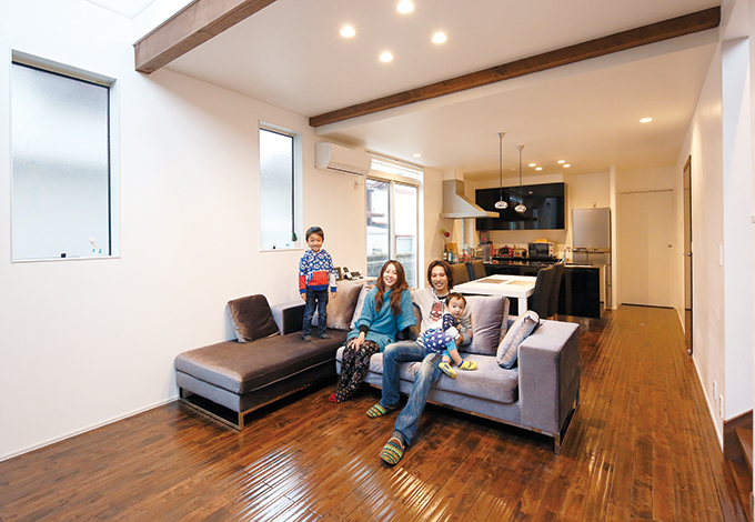 ダイニングの天井は2500mmでも、リビングを吹抜けにしたことで実際の面積よりも広く感じられる。現しのダークブラウンの梁が安らぎを感じさせる