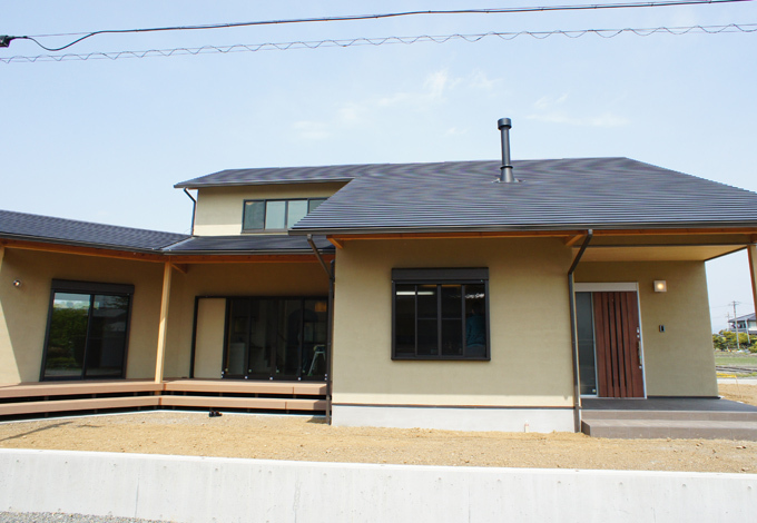 塗り壁仕上げの和モダンで落ち着いた外観