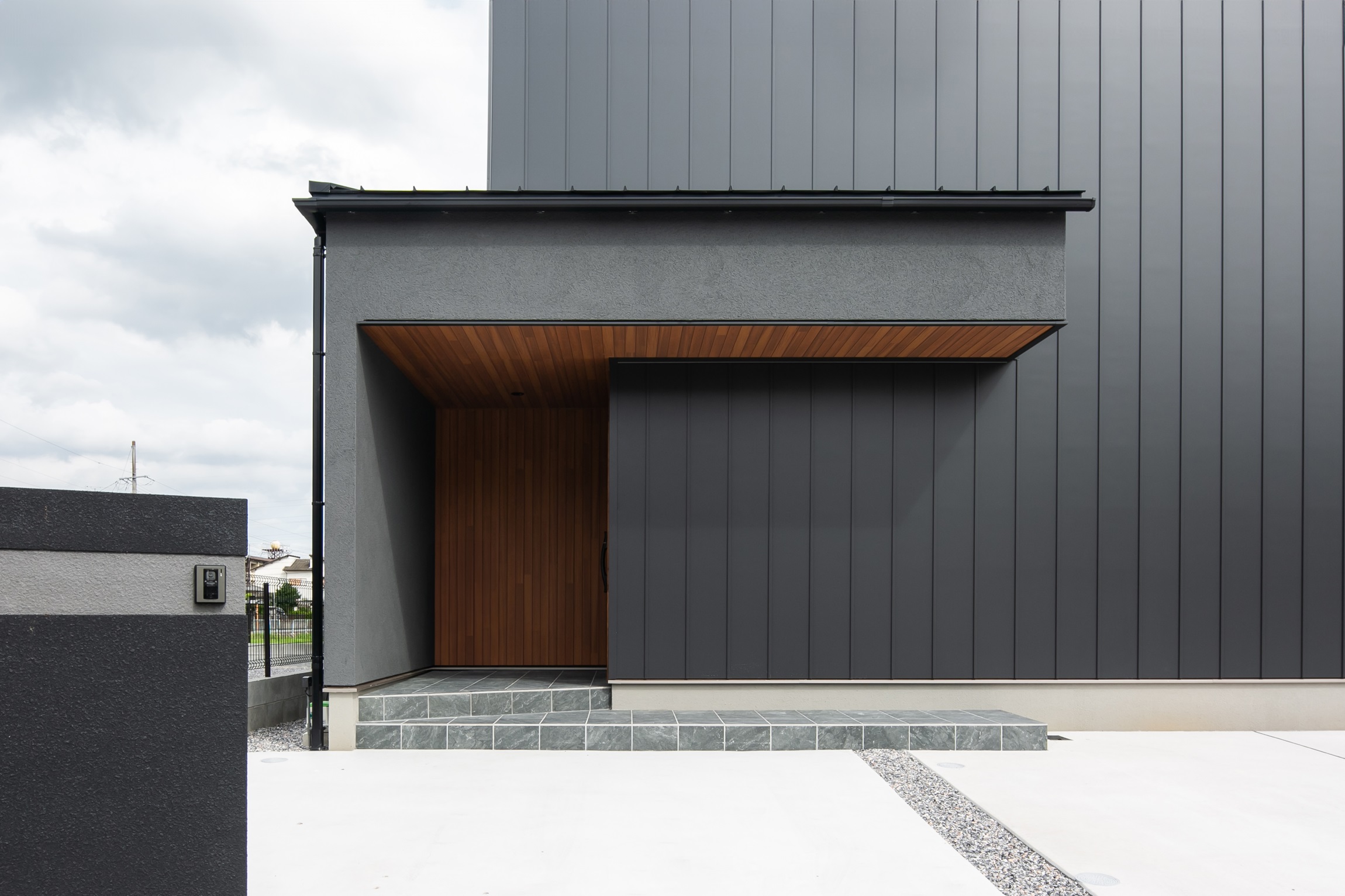 シンプル｜正面にはあえて窓を設けず、スタイリッシュな印象に。