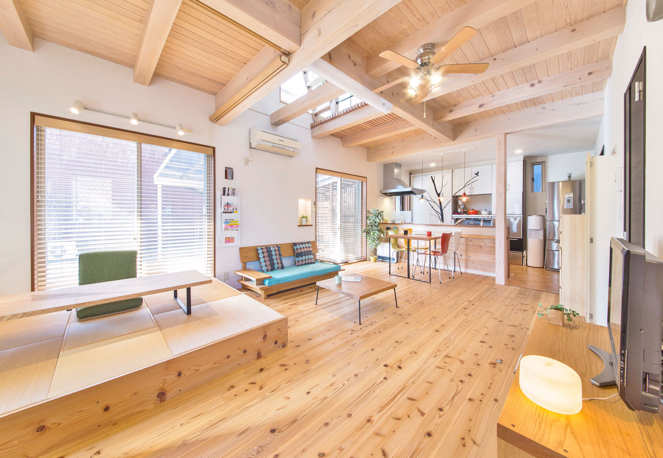 住たくeco工房【浜松市中央区船越町46-13・モデルハウス】天竜杉の床とあらわし梁で開放感を演出するLDK