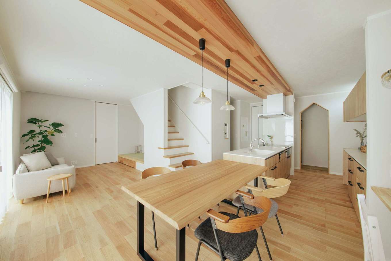 ほっと住まいる【自然素材、間取り、インテリア】家の中心であるキッチン。ここに立つと玄関ホールに続くドア、2階への階段、水回りへの扉、パントリーまでを見渡すことができる